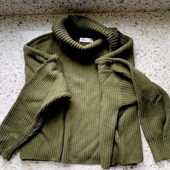 Hollister Sweaters - Hollister cropped turtleneck sweater